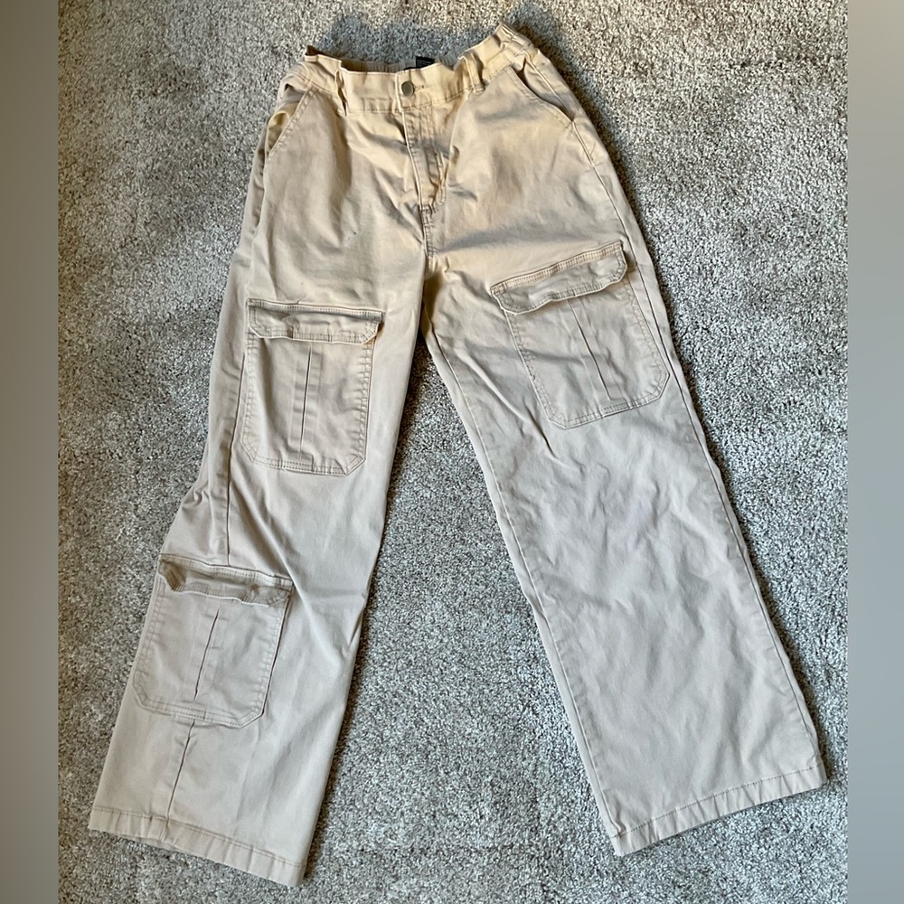 Forever 21 khaki Cargo Pants with stretchy waist - size small